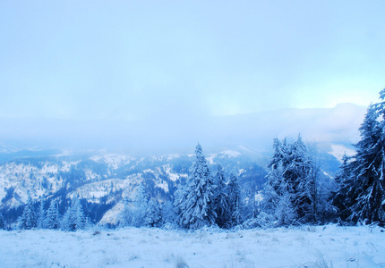 神话般的冬季雪山景观