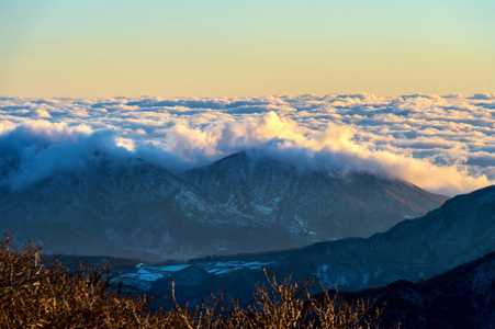 晨雾和日出所涵盖 Seoraksan 山