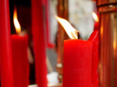 在华人庙宇的红蜡烛上的火焰