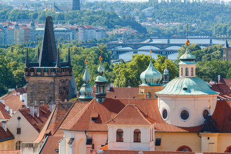 布拉格城市景观视图与各种建筑物 塔和纪念碑