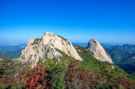 Baegundae 峰值和秋天的时候，在韩国首尔北汉山山脉