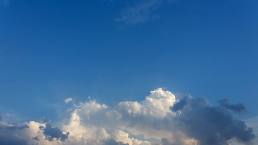 蓝蓝的天空，云层密布，天气晴朗天空背景