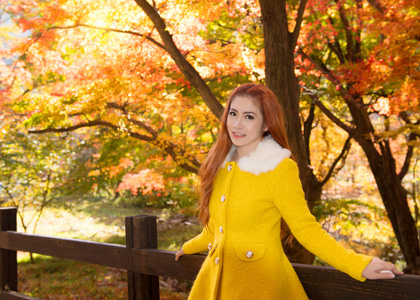 秋天的年轻女子叶子枫花园
