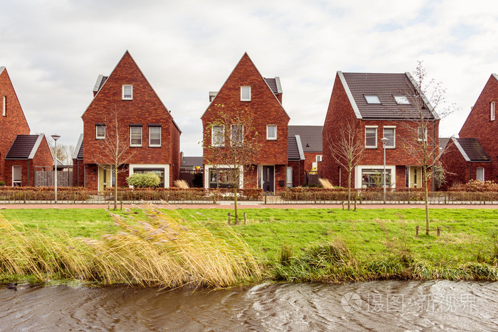 现代的郊区房子