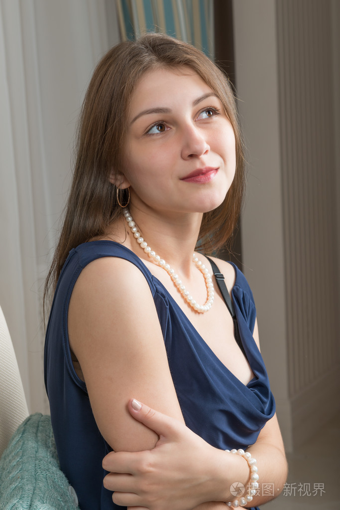 一个可爱的女孩穿着蓝色衣服的肖像