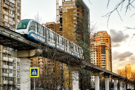 单轨列车运行在莫斯科街道上方