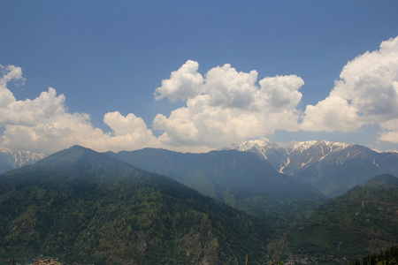 蓝色的天空云朵背景在山中。Himalai，印度