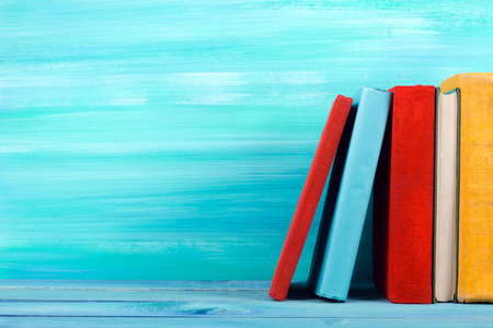 堆栈的五彩斑斓的图书，又脏又臭的蓝色背景，免费副本空间