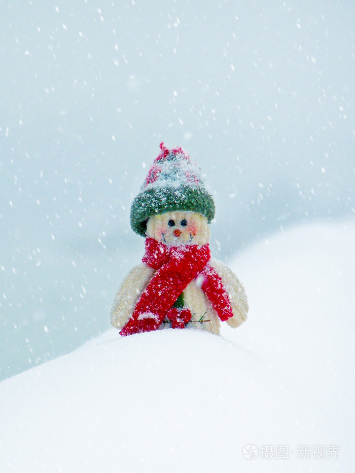 在雪地里堆雪人圣诞快乐圣诞明信片