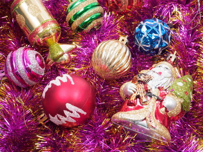 节日装饰圣诞树装饰品和玩具