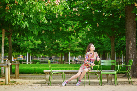 美丽的年轻女子在巴黎杜乐丽花园