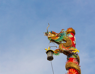 光柱龙从中国庙宇上天空背景图片