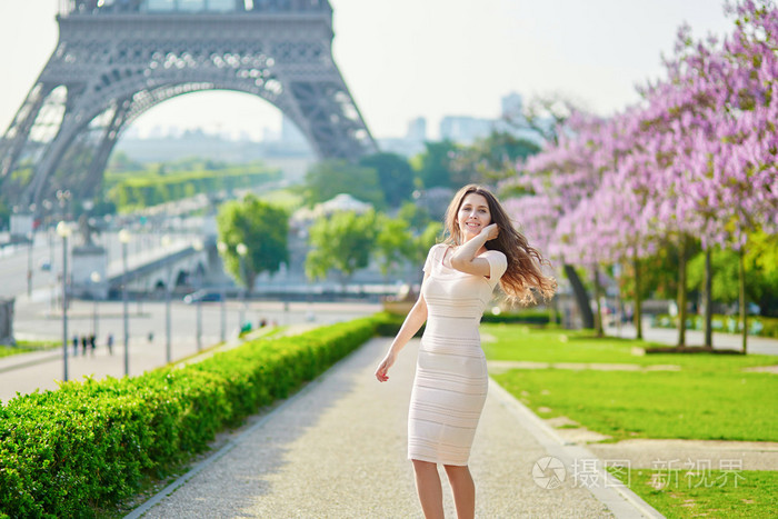 巴黎的埃菲尔铁塔附近的年轻巴黎女人