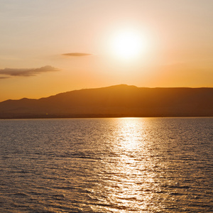 在圣托里尼山希腊夕阳和天空地中海红