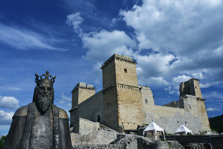 迪欧什哲尔城堡和要塞遗址在匈牙利，一天时间