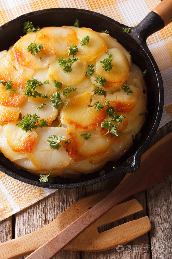 法国食品: 潘特写的奶油烤土豆.垂直的顶视图