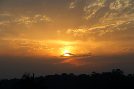 在尼泊尔，世界屋脊的戏剧性的夕阳的天空