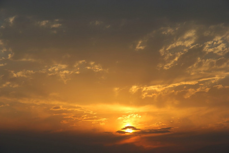 在尼泊尔，世界屋脊的戏剧性的夕阳的天空