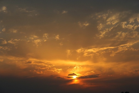 在尼泊尔，世界屋脊的戏剧性的夕阳的天空