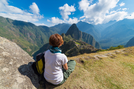 游客看着从秘鲁的马丘比丘