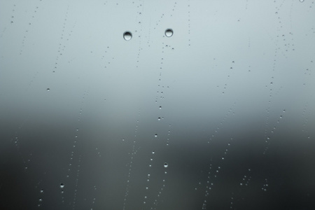 窗口灰蒙蒙雨天的雨滴