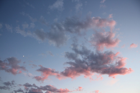 美丽的灰色和粉红色的云