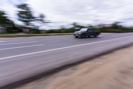 在公路超速驾驶的接机