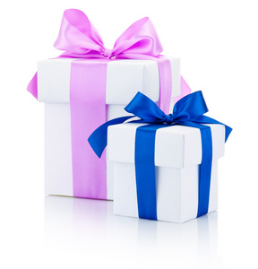 两个白色礼品盒绑粉红色和蓝色丝带上鞠躬分离