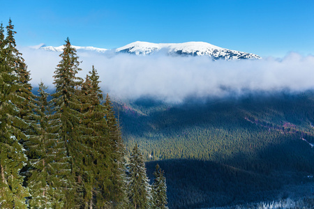 山的风景和积雪的山峰全景