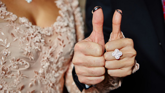 结婚戒指的手指上涂上的新娘和新郎