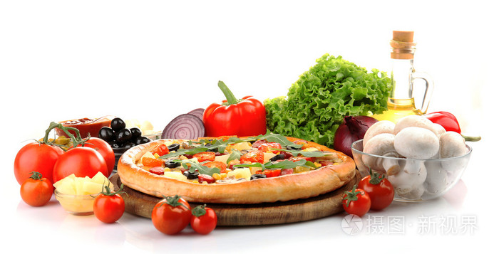 美味的比萨上白色孤立的蔬菜