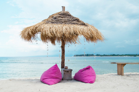日光浴浴床和热带的海滩股票图像上的雨伞