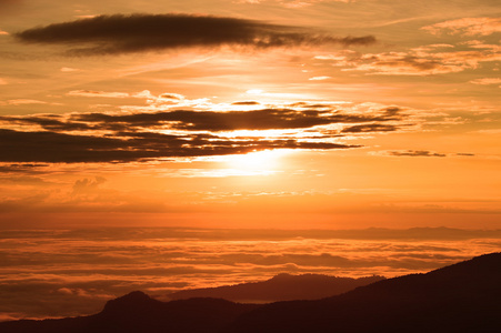 美丽的夕阳在山