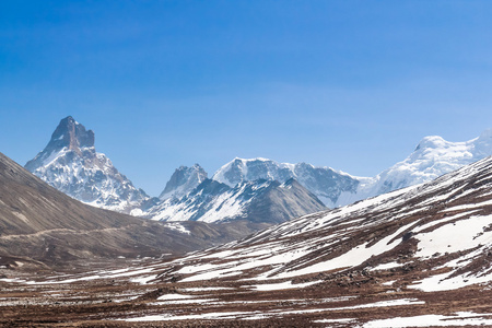 令人惊叹的雪山视图早上与蔚蓝的天空中零点