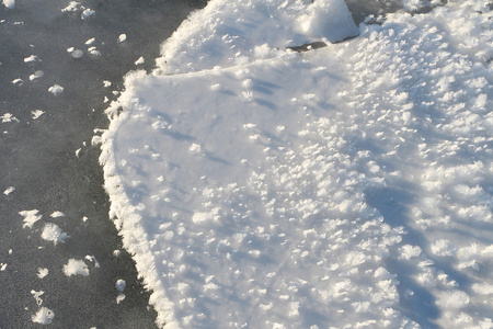 冰封河流冰上一种怪异形式的雪盖