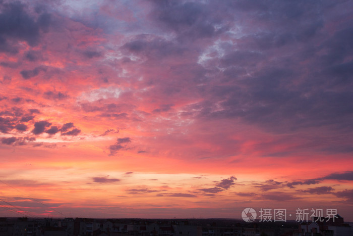 晴朗的天空背景的老式复古风格与太阳光晕