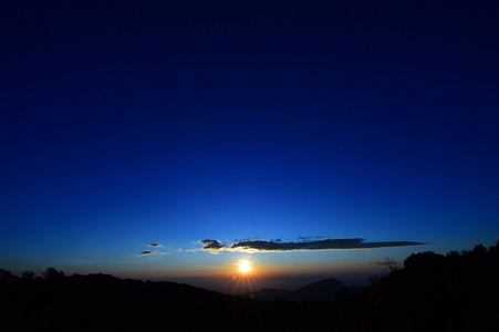 美丽的夕阳在山