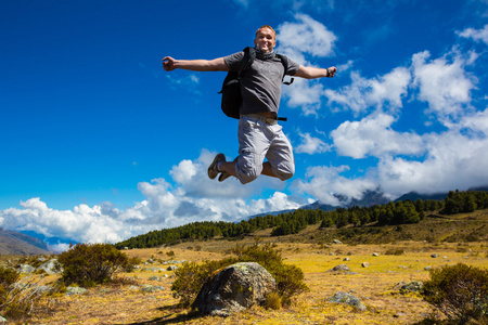 男子跳上安第斯山脉的背景