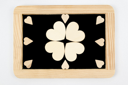 与白色，分离工艺的心形状周围的木框架的老式黑板
