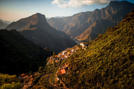 对西部地区的大加那利岛山