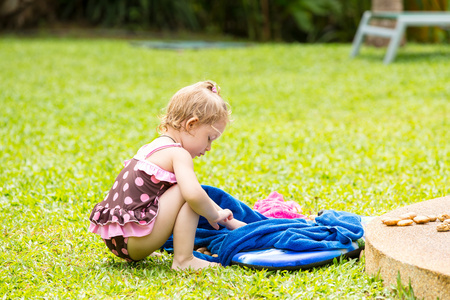 可爱的孩子的小姑娘在草地上