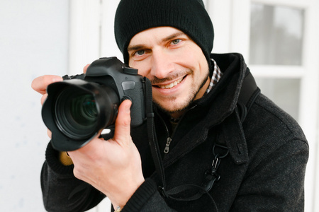 步行与专业相机的摄影师