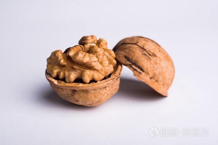 孤立在白色背景上的wallnut宏