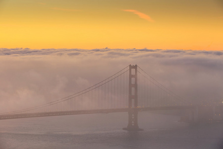 低雾在金门桥 San Francisco