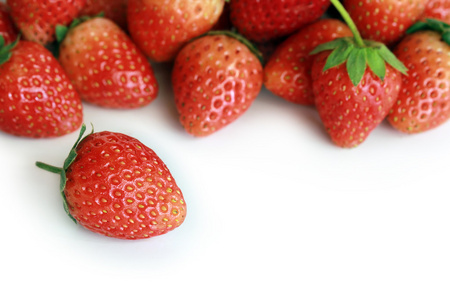 新鲜红草莓成熟分离