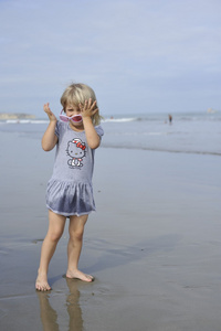 一个小女孩玩在沙滩上