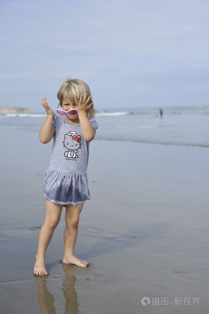 一个小女孩玩在沙滩上