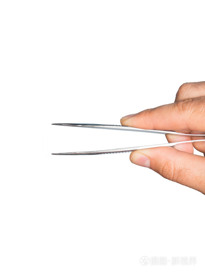 男人手用镊子