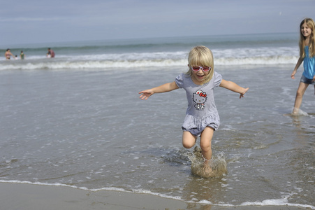 一个小女孩玩在沙滩上