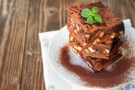 蛋糕巧克力核仁巧克力饼上木制的背景